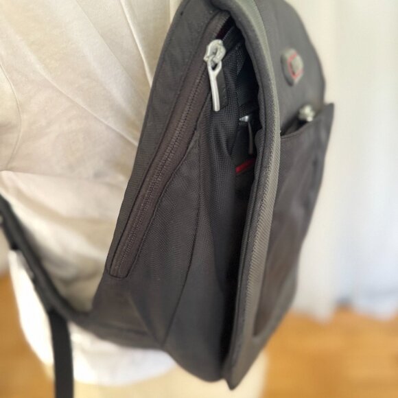 Sling Bag Backpack Tumi Tech Barse Basecamp Transit  Black with Red Interior - Picture 12 of 13